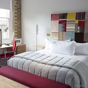 Zimmer mit Kingsize-Bett